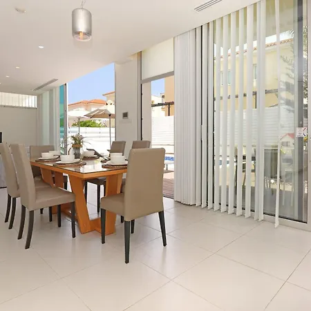 Villa Sunrise Glory - 150m From Trinity *